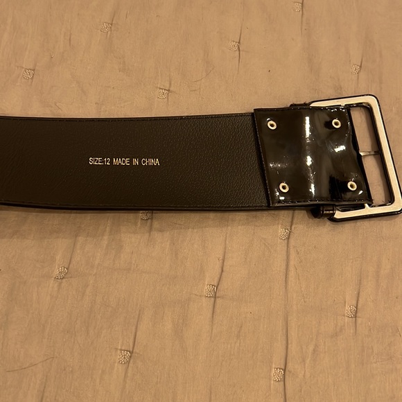 Vintage wide black patent belt. Gives you a tiny waist. Perfect for dresses. - Picture 8 of 11